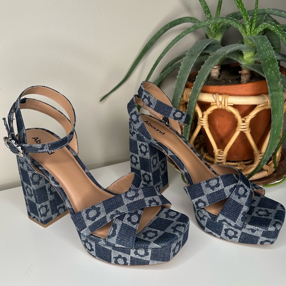Abound Shoes - Abound Denim Platform Block Heels Y2K Floral Buckle Sandals, Size 11, NWT